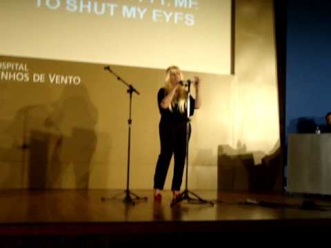 Renatinha cantando Britney no HMV