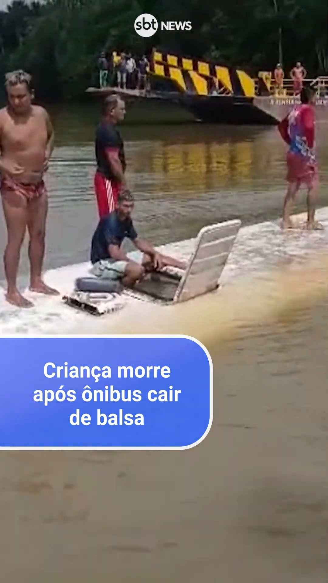 Criança morre após ônibus cair de uma balsa