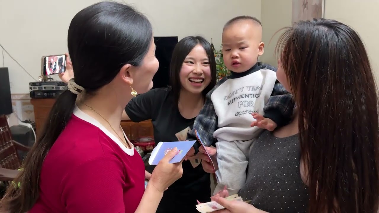 Bà Nội Lì Xì Coca Lấy May Mắn Đầu Năm