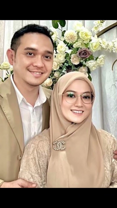 Portrait of Lyra Virna and Fadlan Muhammad with their 6 children, all siblings get along, #artist