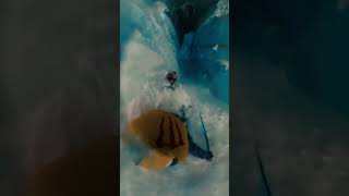 Французский лыжник упал в ледяную расщелину и просто чудом не скатился в самую пропасть 🤯