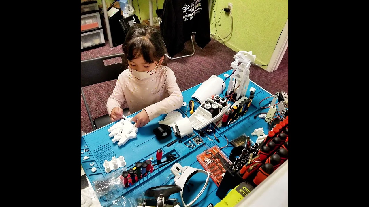 👧🤖 6-Year-Old Girl Builds a Robot Arm from 3D-Printed Parts!