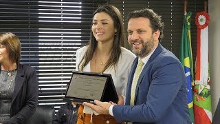 Atleta de vôlei catarinense recebe homenagem no Parlamento