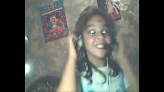 niña escuchando Tchu Tchuca de Axe Bahia con sus audifonos (canción completa) @MrJuanquicho