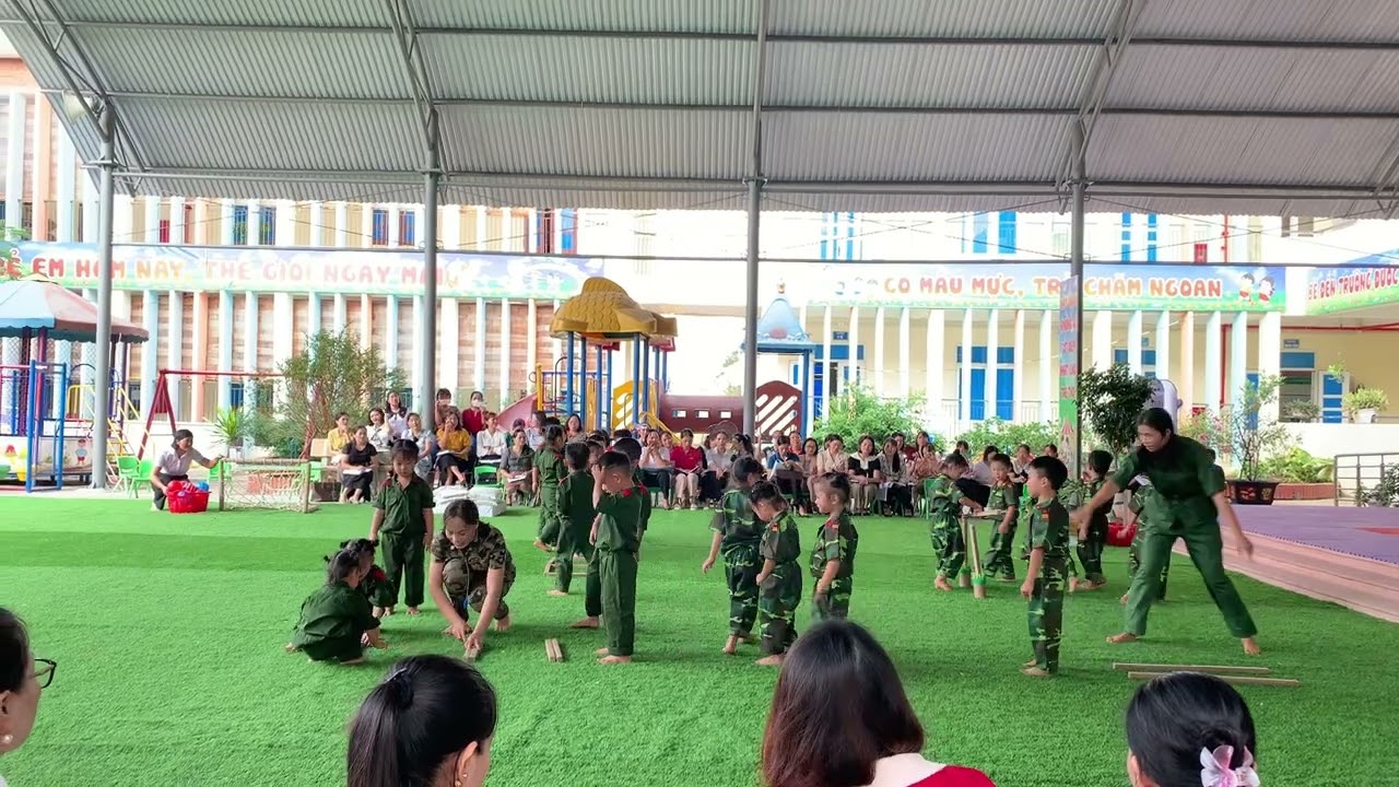 PTTC: Thể Dục 4-5t :Bài tập tổng hợp (bò chui qua cổng, đi trong đường hẹp, lăn bóng vào gôn).