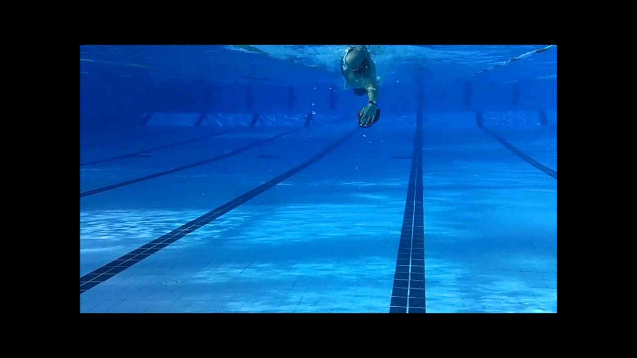 natacion para bebes Cómo nadar con manoplas y pull bouy (tomas bajo agua)