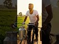 एक आदमी जा रहा है दूध बेचने