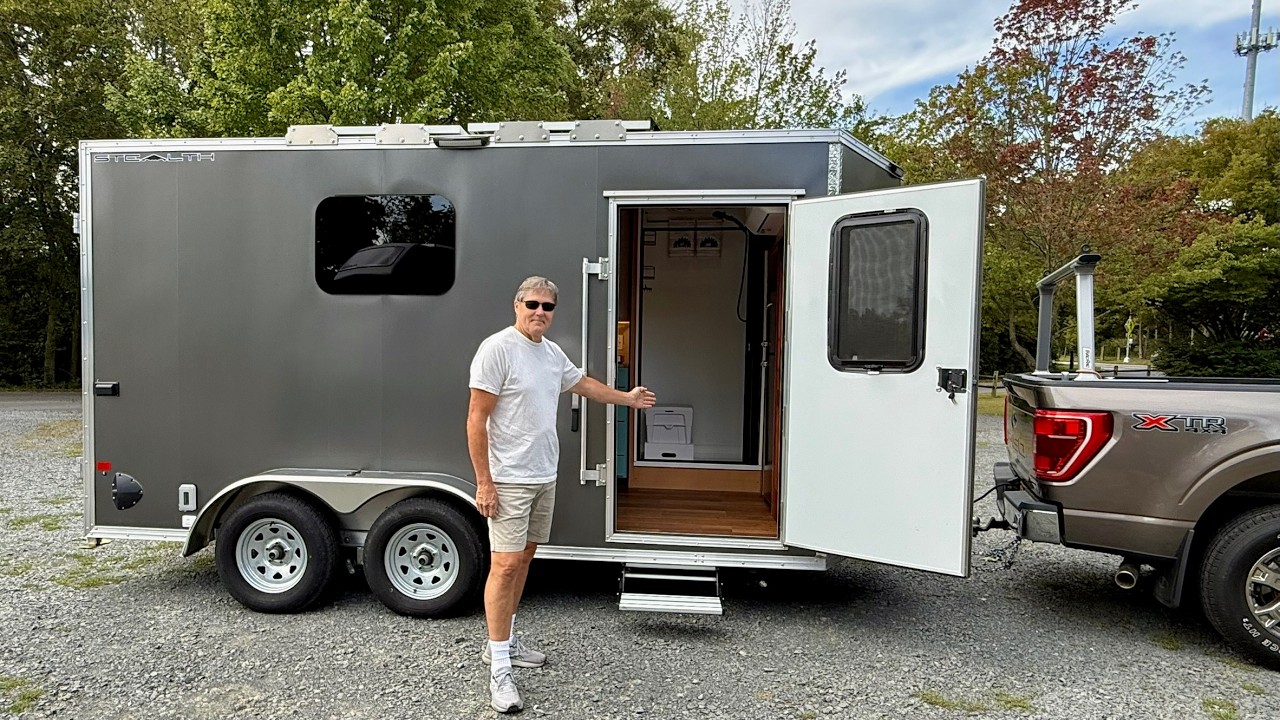 Выглядит как обычный прицеп... Пока не откроешь двери. (ПОТРЯСАЮЩИЙ самодельный грузовой кемпер)