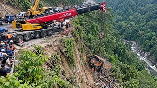 TRUCK FALLS INTO A RAVINE, THE EVACUATION PROCESS IS QUITE CHALLENGING!!
