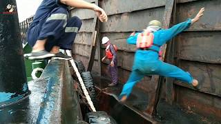 BUKAN NYALI KALENG KALENG# PROSES SANDARKAN TONGKANG BATU BARA KE FLOATING CRANE DI LEPAS PANTAI