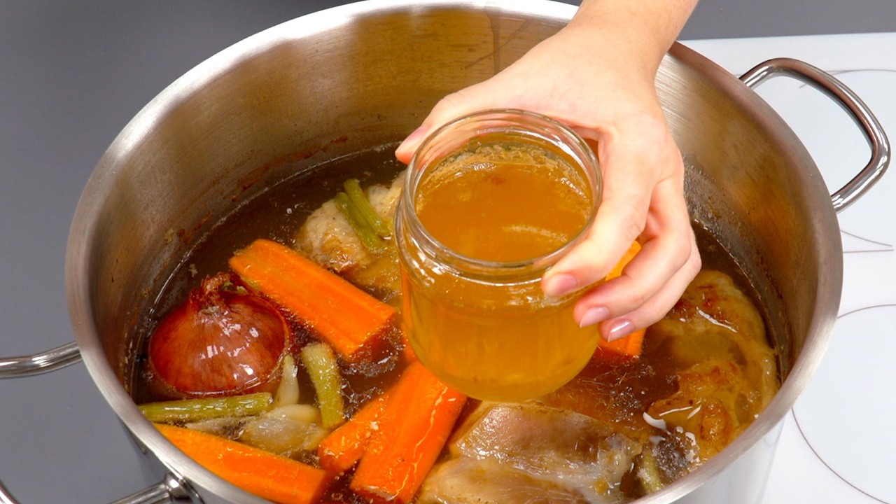 Покупаю на 300 рублей и кормлю семью ТРИ недели! Вкусно! Все СЕКРЕТЫ - как я готовлю КОСТНЫЙ БУЛЬОН