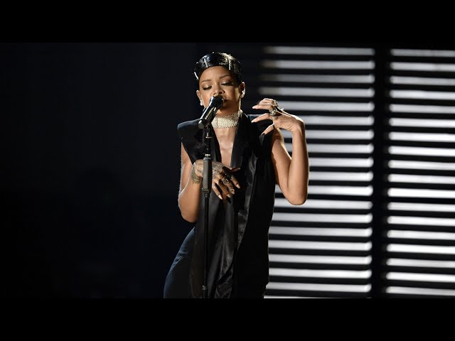 Rihanna - Diamonds (Live on American Music Awards) HD class=