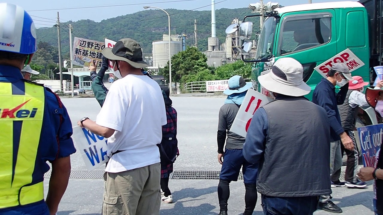 赤信号で左折車両を入れるテイケイの警備員 Youtube