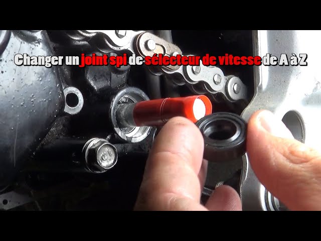 Changer un joint spi d'un sélecteur de vitesse de moto de A à Z. 