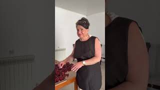 Черешня прямо с дерева, клубника с грядки, летний двор, в котором прошло много счастливых моментов!