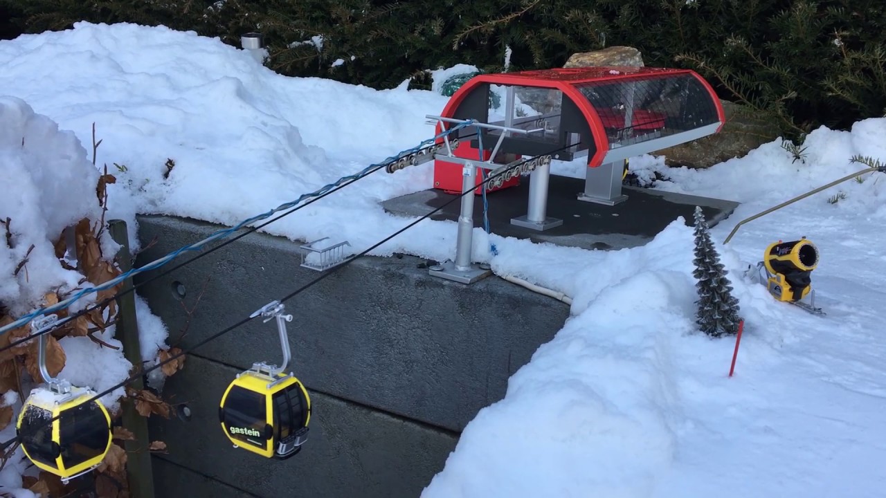 Schüler baut Modellskigebiet im Garten