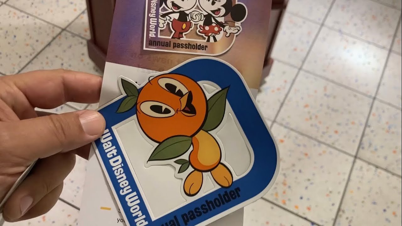Saturday at Disney Springs! Passholder Magnet and Polite Pig!