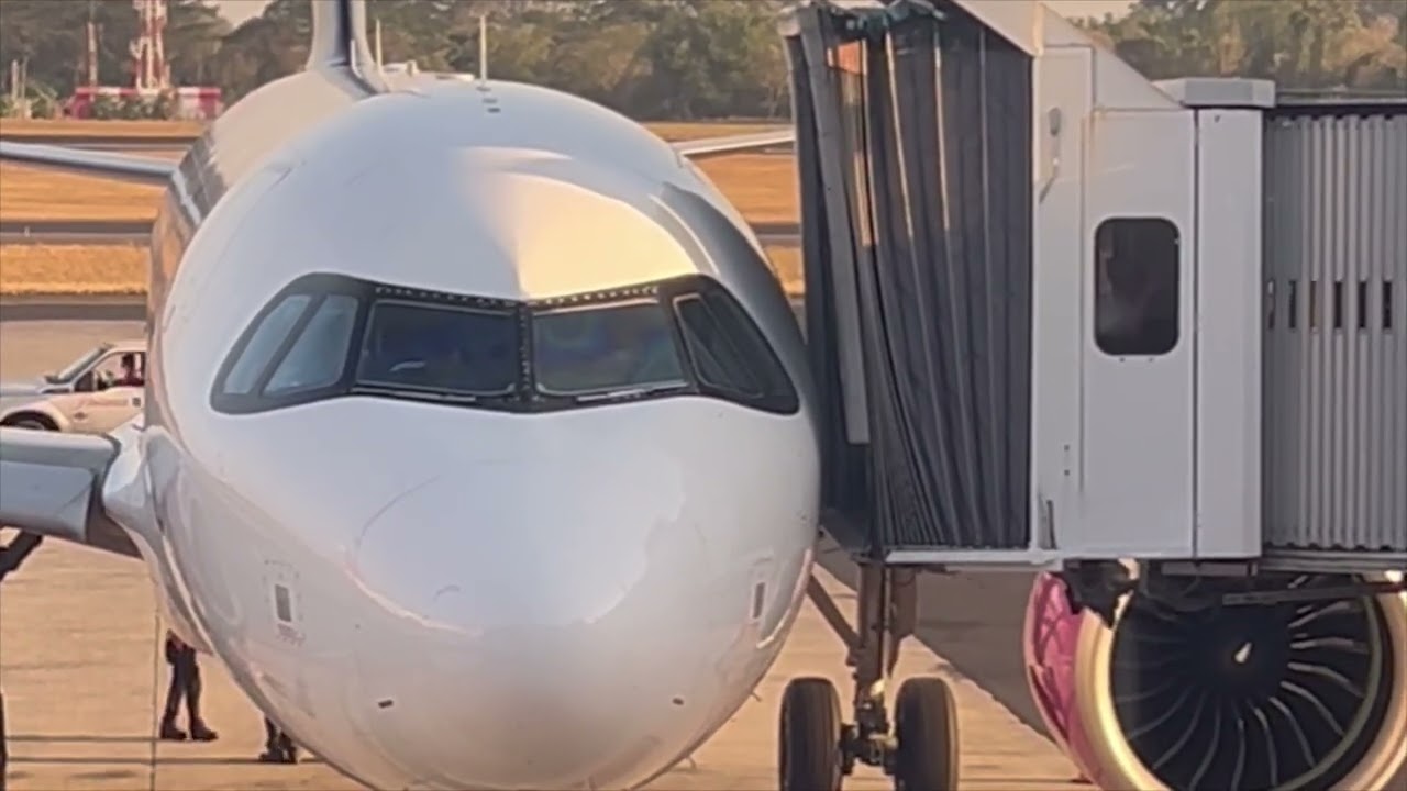 Así suben las maletas 🧳 en la avión ✈️ 👍👍👍