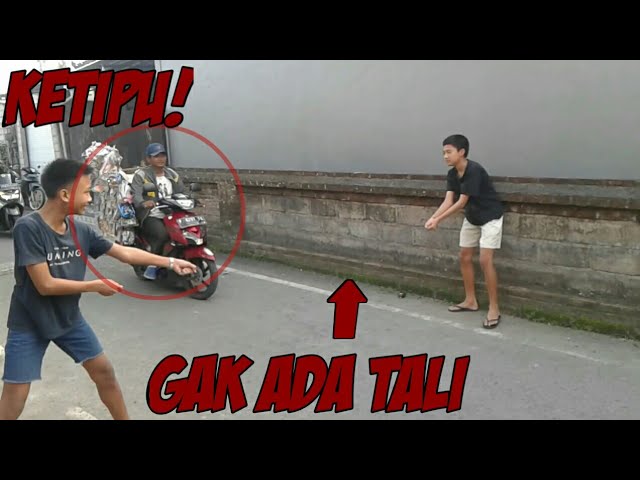 PRANK! HADANG MOTOR PAKAI TALI TRANSPARAN! BANYAK YANG KETIPU! with SQUID SQUAD | Prank Indonesia class=