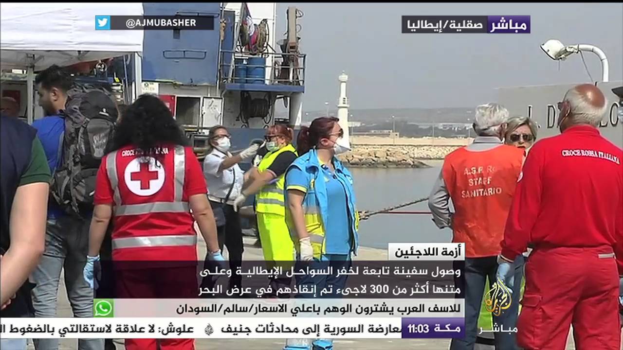 خفر السواحل الإيطالية ينقذ ٣٠٠ لاجئ في عرض البحر