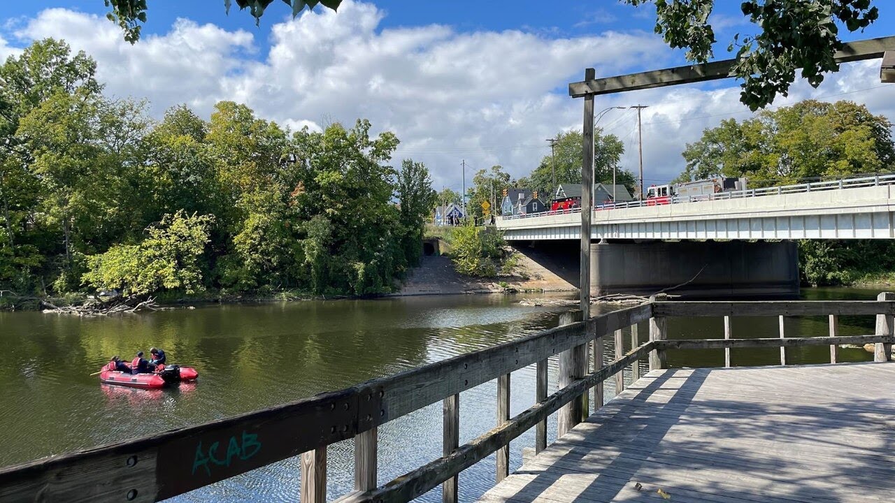 Lansing Police seek help identifying body found in Grand River - YouTube