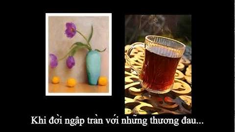 Co gai mu voi ly ca phe