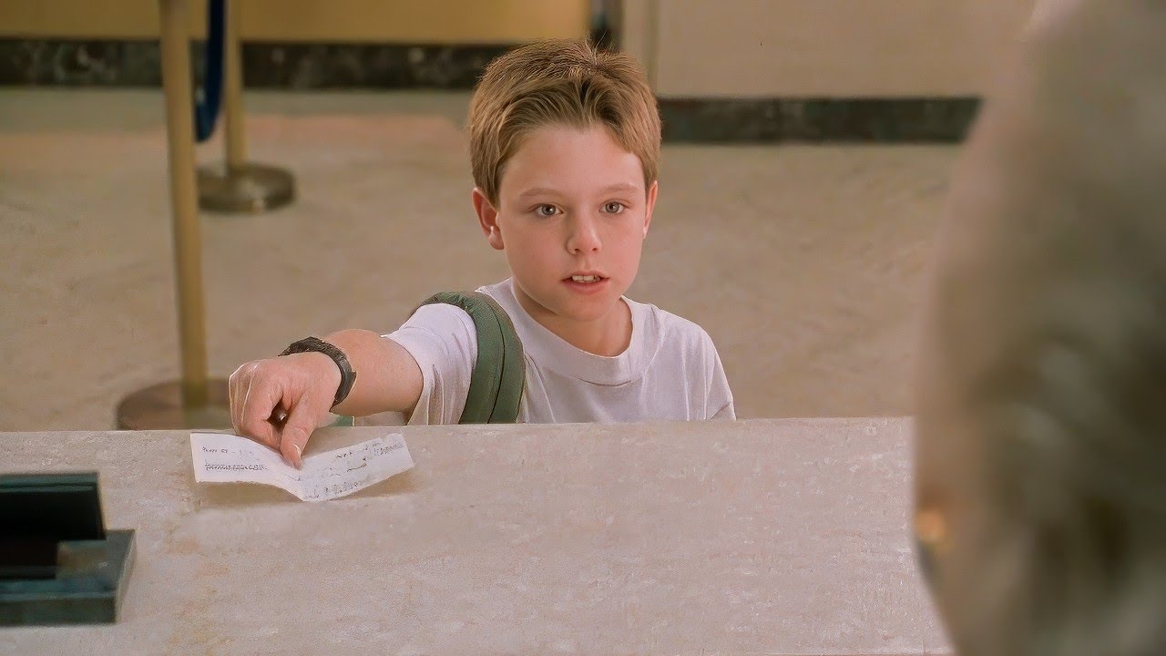 Мальчик находит пустой чек, заполняет его и воплощает мечту каждого ребенка