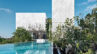 Casa perfurada revestida de aluminio construida dentro de um ecossistema natural