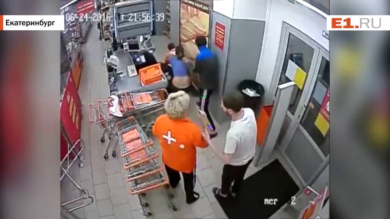 Попалась на краже и отработала телом