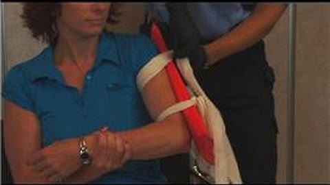 Emergency Medical Care : How to Splint a Fracture of the Upper Arm