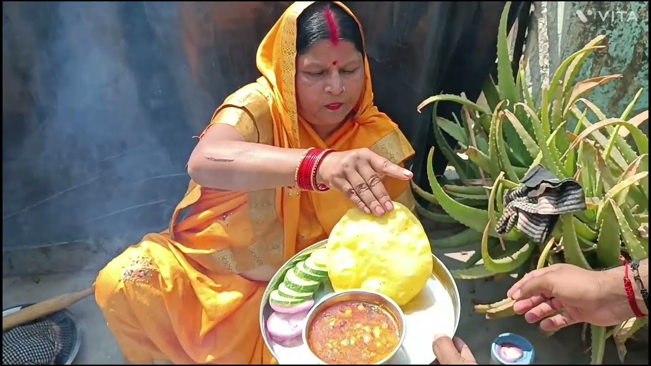 हलवाई जैसे छोले भठूरे घर के सामान से - Chole Bhature Recipe - Delhi Style Chole Bhature