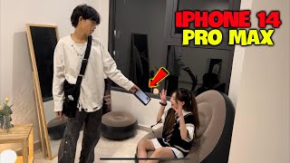 Vlog | Kelly Chơi Lớn Bỏ Hơn 30 Triệu Mua “ iphone 14 Pro Max “ Tặng E Gái ?