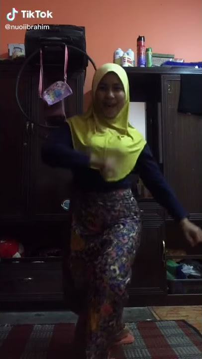 Gadis goyang tiktok