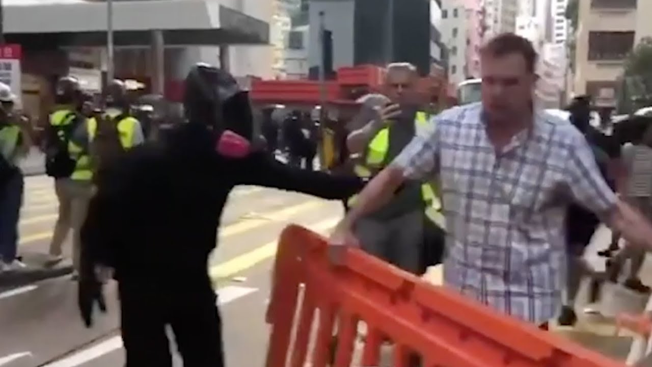 Righteous expat cleans up roadblocks in Hong Kong, telling protesters 'I also live here'