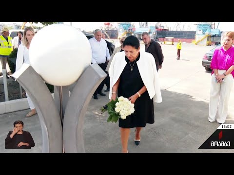 პრეზიდენტმა აგვისტოს ომში დაღუპულთა მემორიალი ყვავილებით შეამკო