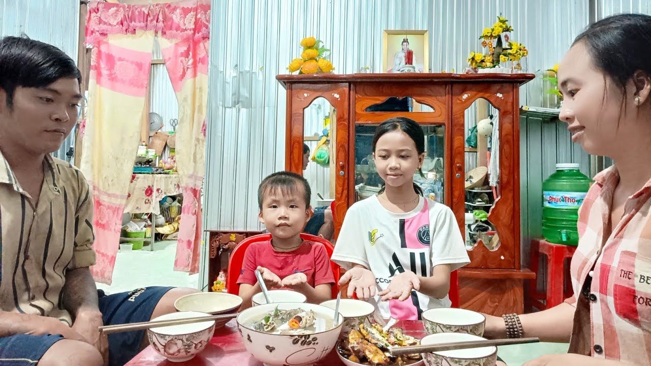 Sơn trổ tài nấu canh chua cá Úc và cá kho tiêu bữa cơm tối của gia đình nhỏ hạnh phúc to/BCMT