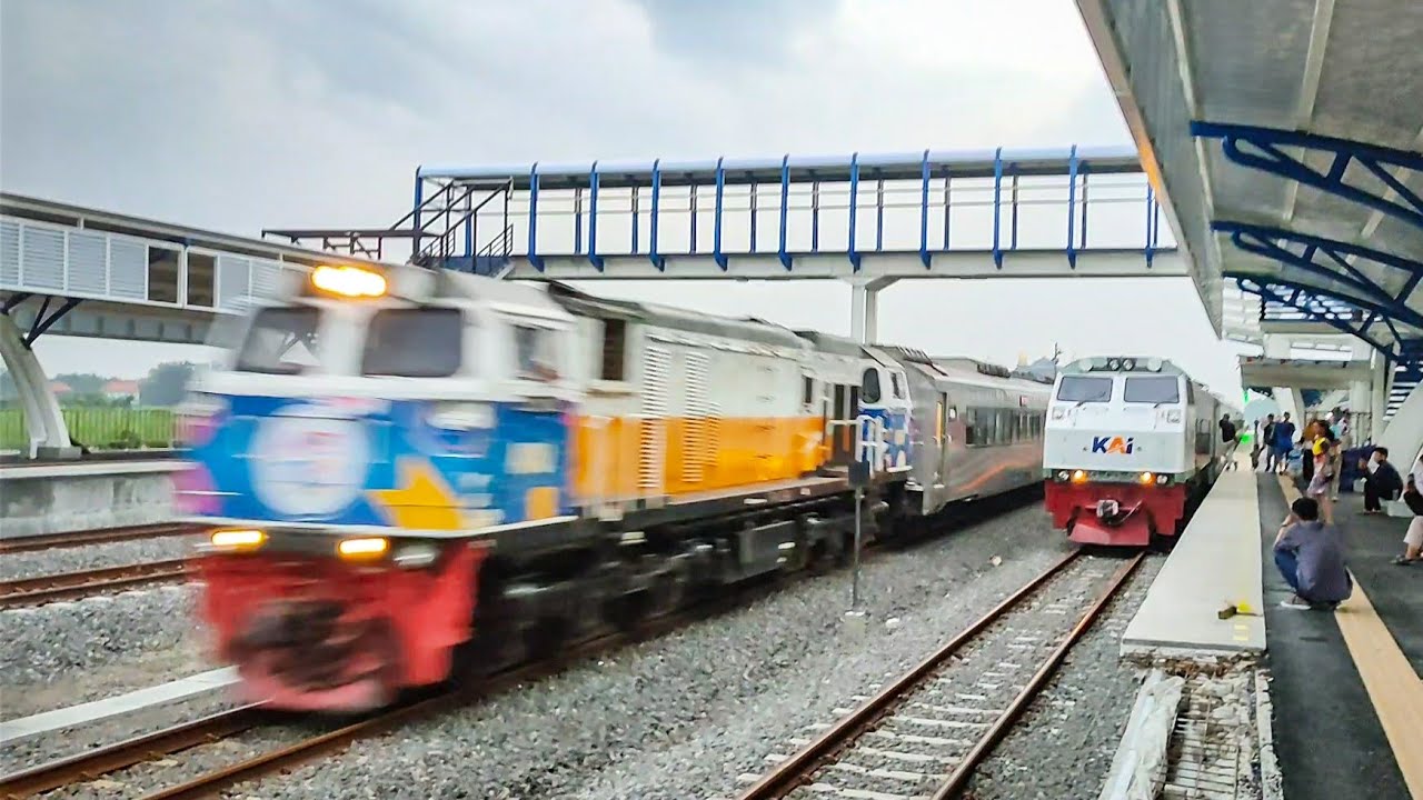 ARGO WILIS NGEBUT PARAH MEMBABI BUTA KLAKSON PANJANG! Momen Silang Susul Kereta Api Di Stasiun Krian