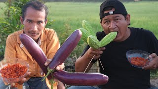 Eating Bitter Melon And Long Egg Plant With Chili And Salt Is Yummy
