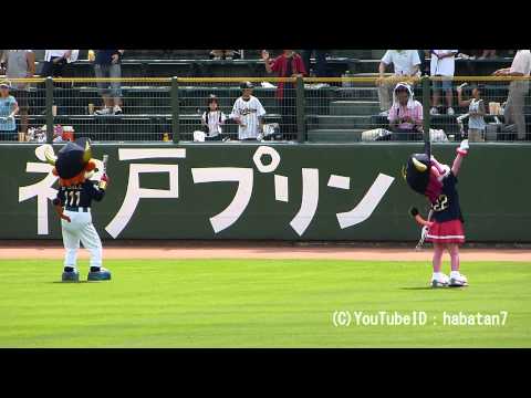 120916　オリックス応援団の演奏に合わせて踊る　バファローブル　ベル
