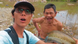 Lihat Bapak Ini, Senyum Bahagia Setelah Diberi Ikan Hasil Mancing