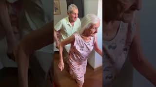 Idoso É A Mulher Brincando De Amor Ília Ó Ãe