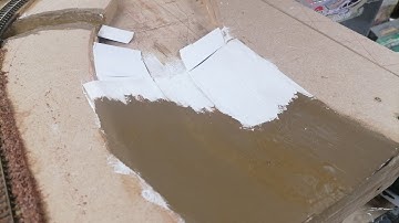 Modelspoorbaan van begin tot eind. Snelle update 2. Het maken van de modderige rivieroevers.
