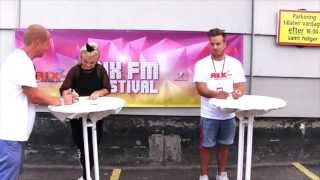 Erik Välter Bordet Framför Amanda Fondell