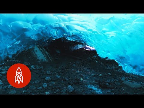 अलास्का के मेंडेनहॉल ग्लेशियर की पिघलती बर्फ की गुफाओं का अन्वेषण करें