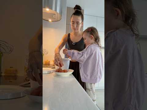 Готовим блинчики вместе с двухлетней дочкой 🥞