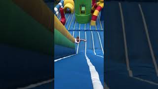 Von Der Hüpfburg Springen