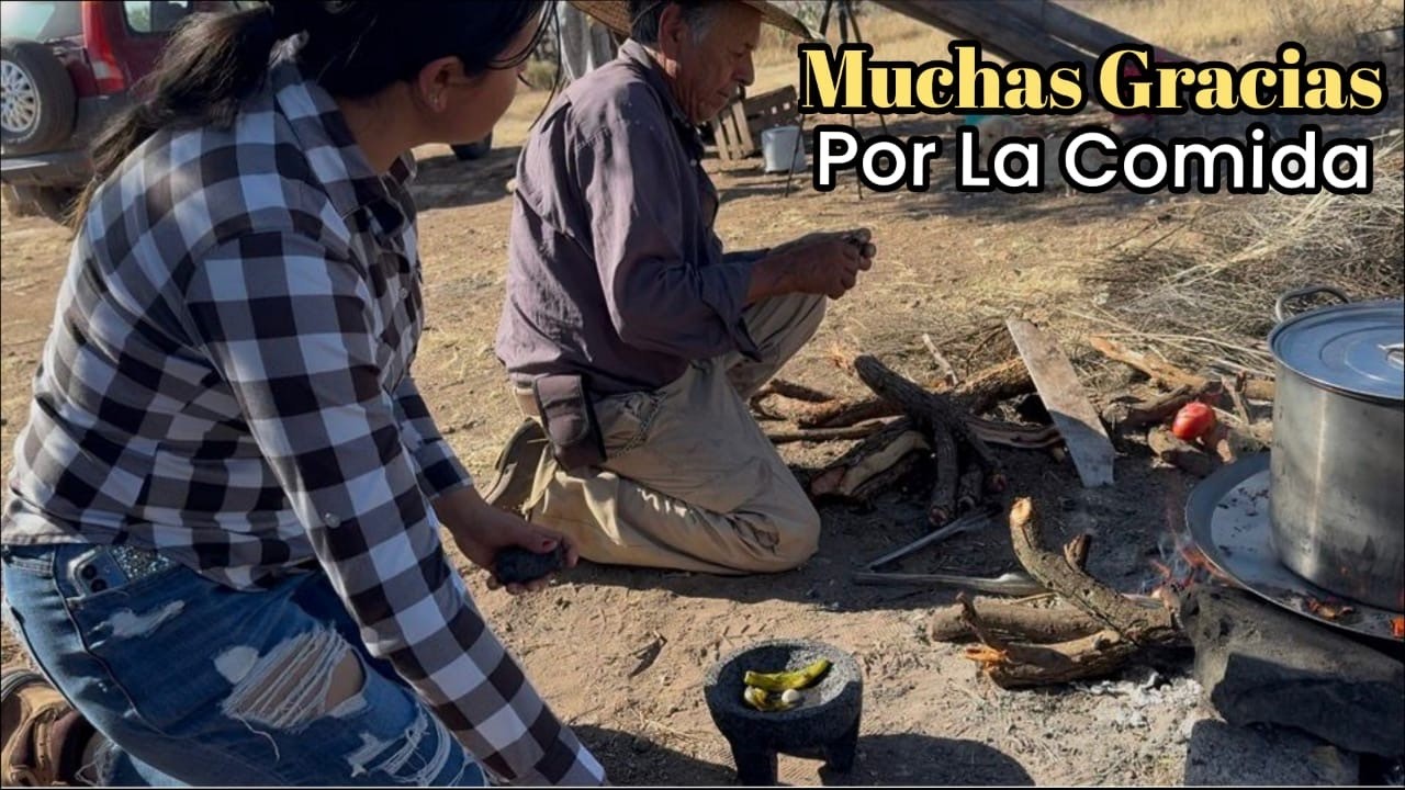 El Hombre Que Vive Aislado, De La Sociedad Cuidando Sus Animales.