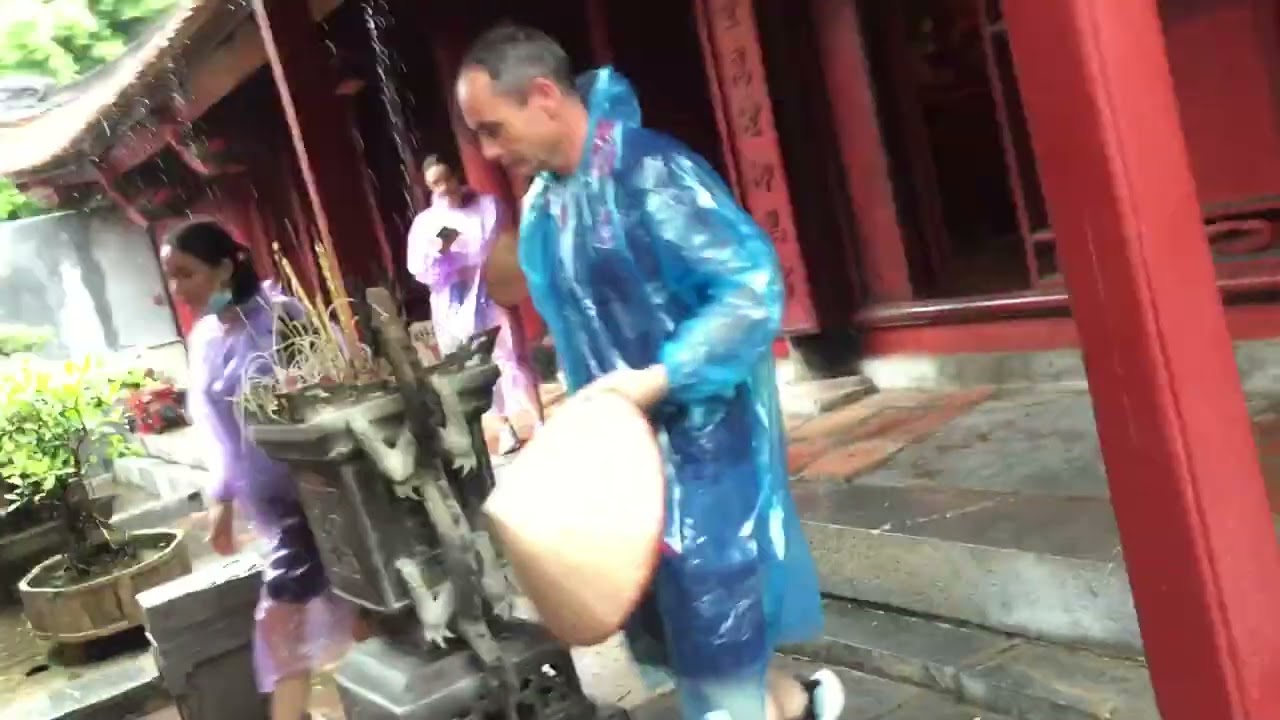 hanoi-cost-entry-temple-30000-vnd-cop-secret-put-poison-to-can-t