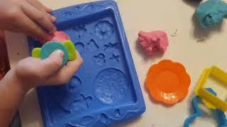 Готовлю игрушкам! Печенье для Свинки Пеппы. Видео для детей с игрушками и игры в пластилин Плей До