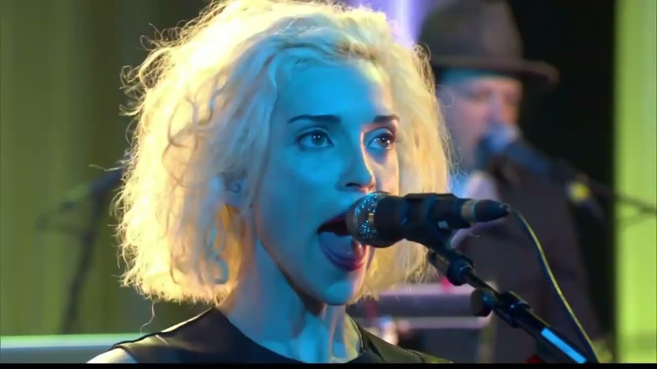 David Byrne ( Talking Heads ) & Annie Clark ( St Vincent ) - MARROW adlı videoyu YouTube'da izle David Byrne ( Talking Heads ) & Annie Clark ( St Vincent ) - MARROW adlı videoyu YouTube'da izle